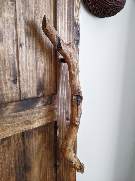 Diy Door Handles, Country Bathroom Ideas Rustic, Cabin Homes Interior, Driftwood Diy, Driftwood Art Diy, Cabin Doors, Barn Wood Crafts, Driftwood Decor, Driftwood Crafts