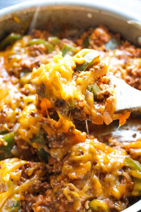 8-Ingredient Stuffed Pepper Skillet - Layers of Happiness Lazy Stuffed Peppers, Stuffed Pepper Skillet, Pepper Skillet, Stuffed Pepper, Peppers Recipes, Ground Beef Recipes, One Pot Meals, Quick Dinner, Stuffed Green Peppers