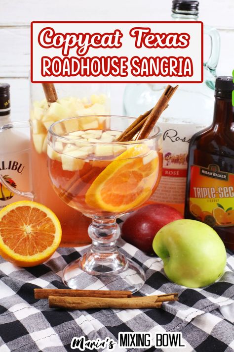 Copycat Texas Roadhouse Sangria Easy White Sangria Recipe, Cat Meals, Copycat Texas Roadhouse, Copycat Food, White Sangria Recipe, Easy Sangria Recipes, Pitcher Cocktails, Tasty Cocktails, Meat Rubs