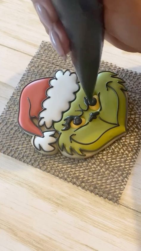 Grinch Christmas Cookies Decorated, The Grinch Cookies Decorated, Grinch Cookies Royal Icing, Grinch Decorated Cookies, Grinch Royal Icing Cookies, Christmas Sugar Cookies Decorated Grinch, Grinch Sugar Cookies Decorated, How To Decorate Grinch Cookies, Grinch Cookies Decorated