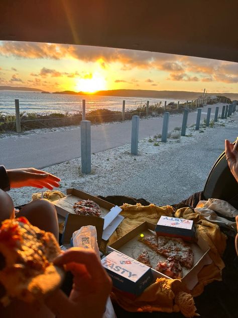 Car party, pizza in car, sunset view, overlooking ocean, aesthetic, Eating In Car Aesthetic, Trunk Picnic Date, Trunk Picnic, Morning Picnic, Sunset Minimalist, Car Picnic, Car Sunset, Party Pizza, Summer Vision