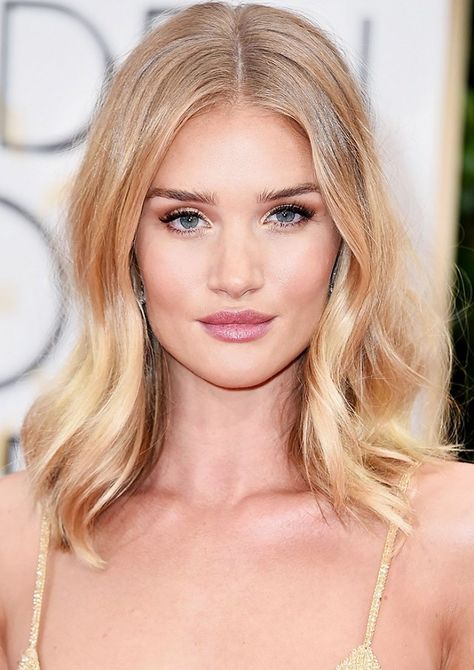 Rosie Huntington Whiteley's honey blond hair and rosy pink pout make for a perfect combination Wavy Mid Length Hair, Celebrity Eyebrows, Date Night Hair, Medium Blonde Hair, Celebrity Hair Colors, Romantic Hairstyles, Blonde Hair Inspiration, Hair Appointment, Rosie Huntington Whiteley