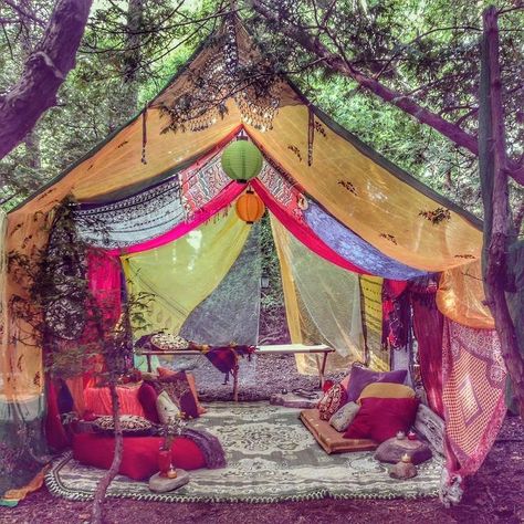 Moonbeams and Mayhem on Instagram: “✨ Enchanting Hideout ✨ ••• •• • #moonbeamsandmayhem #hippie #hippy #boho #bohemian #gypsy #freespirit #dreadlocks #bohofashion #faerie…” Bohemian Tent, Blanket Forts, Boho Tent, Easy Camping Hacks, Diy Tent, Tent Set Up, Bohemian Living Rooms, Astuces Diy, Diy Event