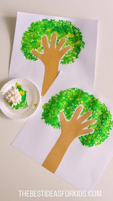 Kim McLeod | The Best Ideas for Kids on Instagram: "Q-TIP PAINTED HANDPRINT TREES 🌳 ✋ Follow me @bestideasforkids for more fun activities for kids! 🦋 This one is so simple to do and I love the final result! Just tie some q-tips together with an elastic. Dip into paint and stamp onto paper. I added a handprint for the tree trunk before I started stamping. To paint in between the branches use 1 q tip and stamp to fill the space or let kids stamp overtop the handprint (both will look great!). Ki Simple Art And Craft For Preschool, Kids Plant Art, Tree Activity Kindergarten, Plant Art Crafts For Kids, Easy Tree Craft Preschool, Handprint Preschool Art, Tree Unit Preschool Activities, Toddler Plant Crafts, Plant Art Activities