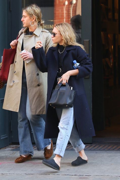 Ashley Olsen in the Birkenstock Clog | Vogue Clogs Outfit Winter, Birkenstock Outfit Fall, Boston Clogs Outfit, Birkenstock Clogs Outfit, Birkenstock Boston Outfit, Clog Outfit, Boston Outfits, Olsen Twins Style, Birkenstock Clogs