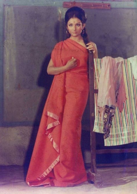 Sharmila tagore    Aradhana Sharmila Tagore Retro Look, Bollywood Icons, Bollywood Night, Films Posters, Saree Drapes, Sharmila Tagore, Bollywood Aesthetic, Old Film Stars, Bollywood Pictures