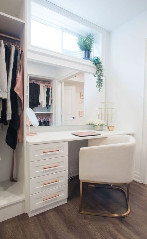 Make Up Vanity In Closet, Closet With Makeup Vanity, Walk In Closet With Vanity, Closet Vanity Ideas, Walk In Closet Vanity, Closet With Vanity, Closet Design Plans, Master Closet Design, Bathroom With Makeup Vanity