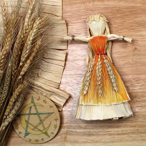 Mabon Corn Doll, Lammas Corn Dolly, Corn Husk Dolls Witch, Mabon Blessings Art, Corn Dolly How To Make, Diy Samhain Decorations, Lammas Lughnasadh Altar, Mabon Crafts For Kids, Lammas Activities