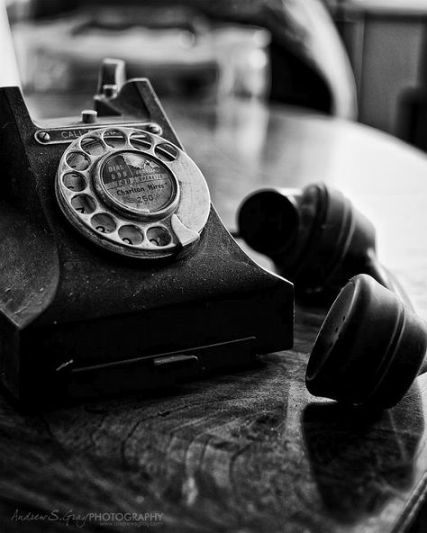 Black And White Photo Wall, Vampire Boy, Vintage Phones, Glamour Photo, Vintage Telephone, Brutalist Architecture, Old Phone, Black And White Aesthetic, White Picture