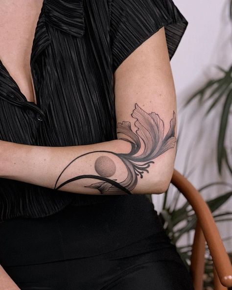 Symmetrical Arm Tattoos, Bold Floral Tattoo, Abstract Floral Tattoo, Abstract Flower Tattoo, Interesting Tattoos, Cool Shoulder Tattoos, Back Of Arm Tattoo, Flower Tattoo Ideas, Nouveau Tattoo