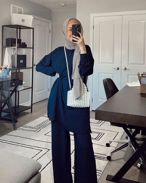 Ootd Navy Hijab Casual, Navy Hijab Outfit, Outfit Navy Hijab, Grey Hijab Outfit, Jasmine Fares, Black Outfit Hijab, Navy Pants Outfit, Abaya Girl, Grey Hijab