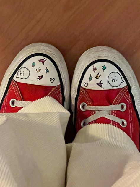 Drawing On Converse Aesthetic, Heartstopper Shoes Drawing, Heart Stopper Shoes, Things To Draw On Ur Shoes, Converse Drawings On Shoes, Heartstopper Aesthetic Outfit, Draw On Shoes Ideas, All Star Desenho, Lovejoy Shoes