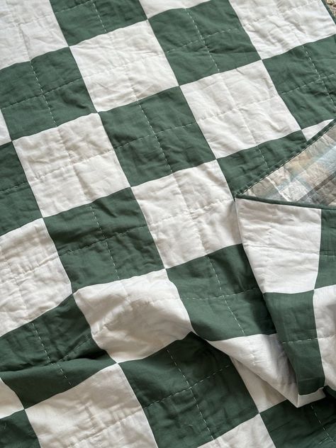 How to make: A Checkered Squares Quilt — Joz Makes Quilts Gingham Quilts Ideas, Throw Blanket Quilt, Checker Quilt Pattern, Checkerboard Quilt Pattern Free, Checkerboard Quilt Pattern, Men’s Quilts, Checkered Quilt Pattern, Simple Quilt Patterns For Beginners, Checker Quilt