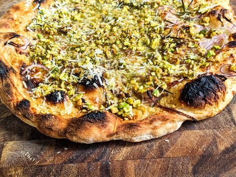 Pizza bianca with pistachio-lemon pesto, as inspired by Pizzeria Bianco. Pistachio Pizza, Pizza Bianca Recipe, Pizza Doe, Lemon Pizza, Pain Naan, Pizza Oven Recipes, Baklava Cheesecake, Chicken Pizza Recipes, Lemon Pesto