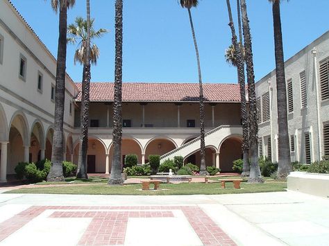 This is the courtyard of Torrance High School, familiar to fans of Buffy the Vampire Slayer She's All That Movie, Beverly Hills Hotel Wallpaper, 90s Teen Movies, Ian Ziering, Beverly Hills High School, Beverly Hills Houses, Luke Perry, Teen Movies, Beverly Hills 90210