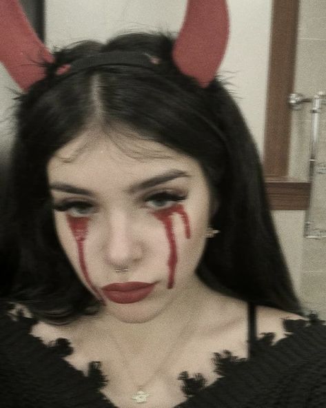 Devil Makeup, Alt Makeup, Aria Montgomery, Alternative Makeup, Edgy Makeup, Halloween Costume Outfits, Grunge Look, Tumblr Outfits, Fantasias Halloween