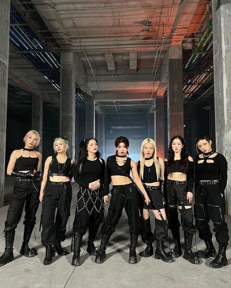 Backup Dancers Outfits, Leejung Lee, Street Dance Outfit, Kpop Costume, Kpop Cover, Woman Fighter, 28 Reasons, Musical Costumes, Dancers Outfit