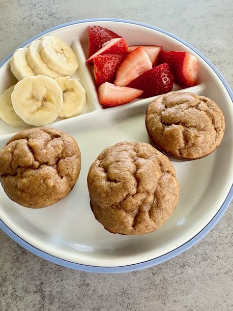 Mini (Flourless) Banana Peanut Butter Muffins Peanut Butter Muffins Recipes, Chocolate Peanut Butter Muffins, Muffin Cups Recipes, Mini Banana Muffins, Baby Meals, Peanut Butter Muffins, Peanut Butter Banana Muffins, Recipe For Kids, Weaning Recipes