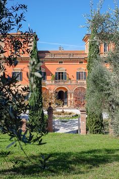 Villa Lena, l'endroit où il faut aller en 2020. On prend nos billets ? Focus : villa Léna, Toscane, Italie, gazon, arbres, murs, ciel bleu. #ELLE #ELLEBelgique #travel #Italy #villa #Lena #villaLena #Toscana #2020 Tuscan Villa Exterior, Old Italian Villa, Villa Lante, Villa Lena, Historic Italian Villa, Villa Cetinale, Brazil Houses, Italian Style Home, Villa D’este Lake Como