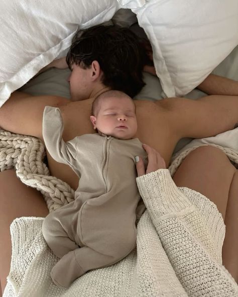 Man With Baby Aesthetic, Family Couple Goals, Couple And Baby Aesthetic, Cute Couple Laying Together, Family Man Aesthetic, Baby Pics Aesthetic, Couple Family Goals, Little Family Aesthetic, Dream Family Aesthetic