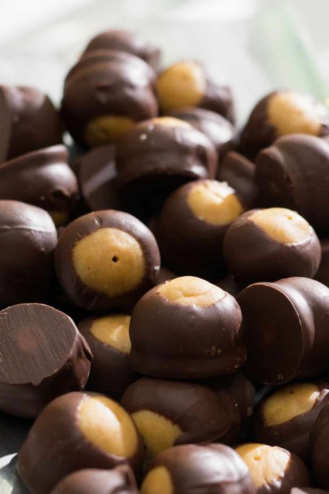 Keto Buckeyes Keto Sweet Treats, Keto Buckeyes, Buckeyes Recipe, Buck Eyes, Peanut Butter Dessert Recipes, Low Carb Holiday, Keto Candy, Peanut Butter Smoothie, Keto Sweets