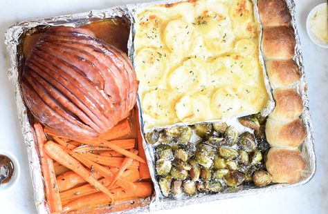 Sheet pan Christmas dinner is an easy one pan meal that can be made for small holiday gatherings. Easy Christmas Dinner, Perfect Pot Roast, Christmas Dinner Menu, Christmas Ham, Xmas Dinner, Christmas Food Dinner, Roast Dinner, One Pan Meals, Sheet Pan Dinners