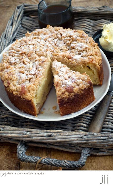 apple crumble cake / DELICIOUS BITES Fruit Crumble Cake, Apple Crumble Cake Recipe, Crumble Cake Recipe, Caramel Apple Crumble, Apple Crumble Cake, Cafe Recipes, Apple Cakes, Apple Crumble Pie, Cafe Cake