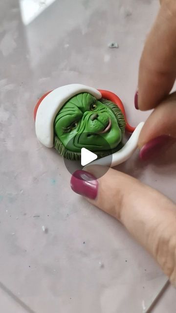 402 likes, 9 comments - sogni_di_fimo_art_creations el June 21, 2024: "Mi dicono dalla regia che oggi sarebbe estate e il Grinch SAREBBE fuori stagione..🤭 #fimo#grinch#natale#christmasclay#christmasinsummer#jimcarrey#fimoart#polymervlayart#artoftheday#handmadeartist#kawaii#polimerclaytutorial#claytutorial#fimoclay". Christmas Tree Polymer Clay, Fondant Grinch, Grinch Polymer Clay, Grinch Art, Polymer Creations, Fimo Art, Pasta Flexible, June 21, Orchestra