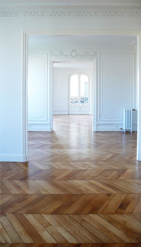 Absolutely stunning chevron wooden floor. The white walls are perfection. My ideal home! Interior Design Minimalist, Herringbone Wood Floor, Herringbone Wood, My French Country Home, Real Estat, Decor Studio, Herringbone Floor, Wooden Floors, Parisian Apartment