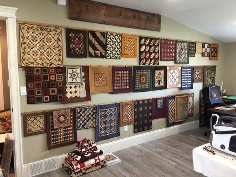 Quilt Display Ideas, Quilt Display Case, Quilt Shop Displays, Quilt Racks, Jo Morton, Pretty Quilts, Quilt Hangers, Quilt Display, Quilt Rack