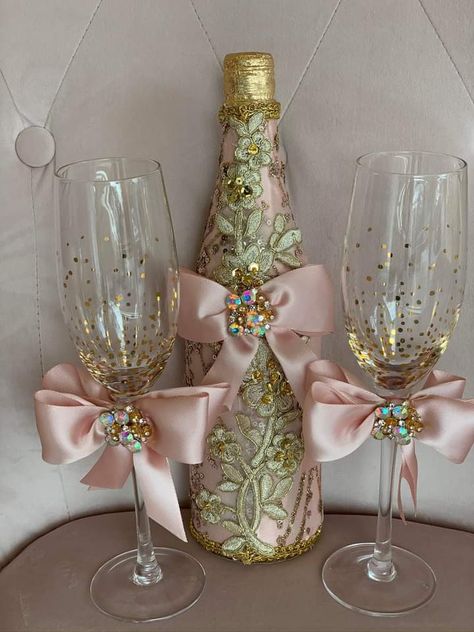 Quince Copas Diy, Quince Copas Ideas, Quince Cups Ideas, Quince Champagne Glasses, Quince Cups, Rose Gold Quinceanera Theme, Champagne Quinceanera Theme, Sweet 15 Decorations, Hot Pink Centerpieces