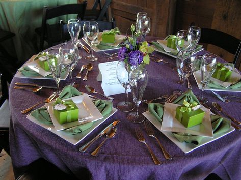 Green And Purple Baby Shower, 70th Birthday Brunch, Purple Gender Reveal, Fairytale Sweet 16, Lisa Party, Purple Table Settings, Green Color Theme, Oscar Party Ideas, Green Table Settings