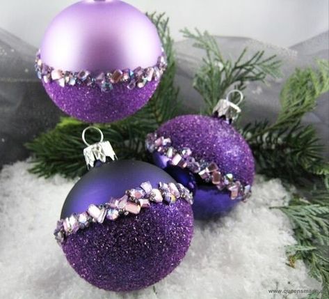 Christmas Tree Decorations To Make, Purple Christmas Ornaments, Green Christmas Tree Decorations, Fancy Christmas Ornaments, Purple Christmas, Beaded Christmas Ornaments, Christmas Ornaments Homemade, Indoor Garden Ideas, Christmas Crafts Decorations