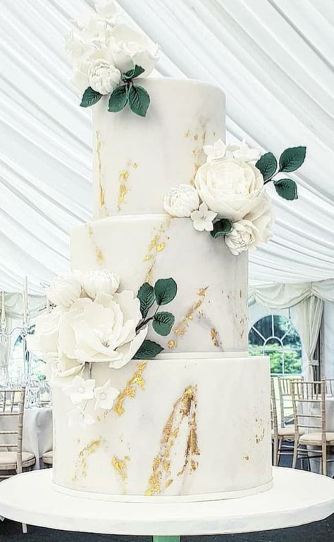 Wedding Cakes Green Emerald, White Wedding Cake With Greenery And Gold, Wedding Cake Designs Green And Gold, Gold Green Wedding Cake, Wedding Cake Eucalyptus Gold, Gold And Emerald Wedding Cake, Wedding Cakes Green And Gold, Wedding Cakes Emerald Green And Gold, White And Gold Cake Wedding