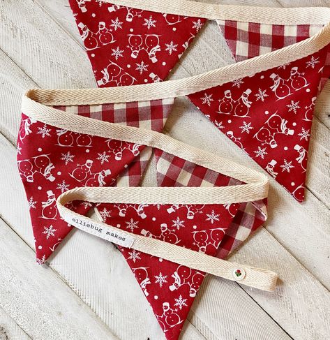 Homemade Christmas Garland Ideas, Christmas Bunting Diy, Fabric Garland Christmas, Bunting Ideas Unusual, Christmas Bunting Ideas, Sewn Garland, Button Garland, Vintage Christmas Garland, Bunting Diy