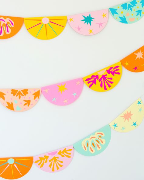 Colourful Diy Decor, Kids Garland Diy, Construction Paper Birthday Decorations, Diy Paper Bunting, Diy Paper Birthday Decorations, Diy Birthday Garland, Name Garland Diy, Birthday Garland Diy, Paper Garland Ideas