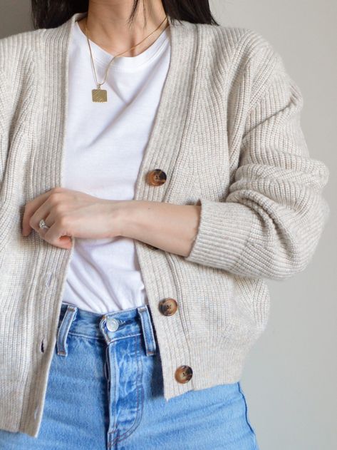 Short Knit Cardigan Outfit, Quince Cardigan Outfit, How To Style A Short Cardigan, Short Cardigan Outfit Winter, Cardigan With Dress Outfit, Chic Cardigan Outfit, Button Down Cardigan Outfit, Spring Cardigan Outfit, Button Up Cardigan Outfit