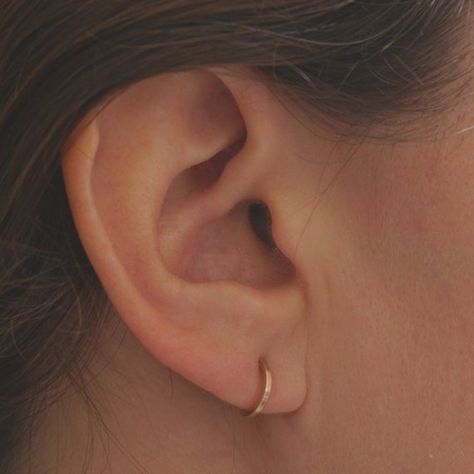 Hug Earrings, Pretty Ear Piercings, Tiny Hoop Earrings, Hammered Hoop Earrings, Gold Bond, Jewelry Hand, Minimalist Chic, Simple Earrings, Gold Filled Jewelry