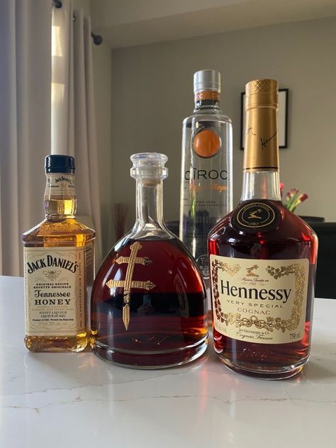 Alcoholic Bottles Aesthetic, Alcohol Bottles Aesthetic, Hennessy Aesthetic, Aesthetic Alcohol, Alcoholic Drinks Pictures, Pretty Alcoholic Drinks, Alcholic Drinks, Party Drinks Alcohol, Spirit Drink