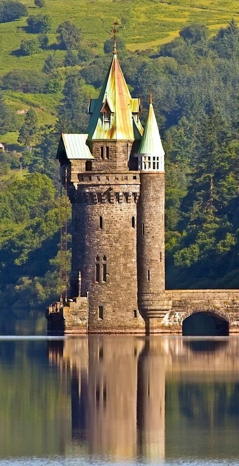 Abandoned Castles Interior, Castles Medieval, Castles For Sale, Chateau Medieval, Castles In Ireland, Castles In England, Castle Aesthetic, European Castles, Castles In Scotland