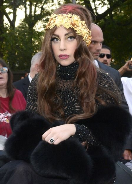 Brunette Looks, Big Barrel Curls, Lady Gaga Outfits, Lady Gaga Pictures, Mother Monster, Celebrity Updates, The Beauty Department, Hair Styles 2017, Princess Hairstyles