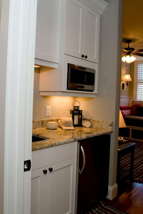 45 Basement Kitchenette Ideas to Help You Entertain in Style - Sebring Design Build Kitchenette Design, Master Suite Remodel, Inlaw Suite, Basement Kitchenette, Small Kitchenette, Bedroom Cabinet, Basement Kitchen, Kitchen Glass, Basement Apartment