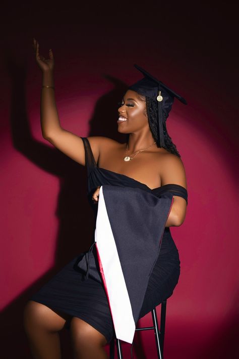 Bachelor Degree Photoshoot, Masters Degree Aesthetic, Graduation Studio Photoshoot, Degree Photoshoot, Graduation Shoot Ideas, Degree Picture, Graduation Photo Shoot, Photo Shoot Studio, Senior Outfits