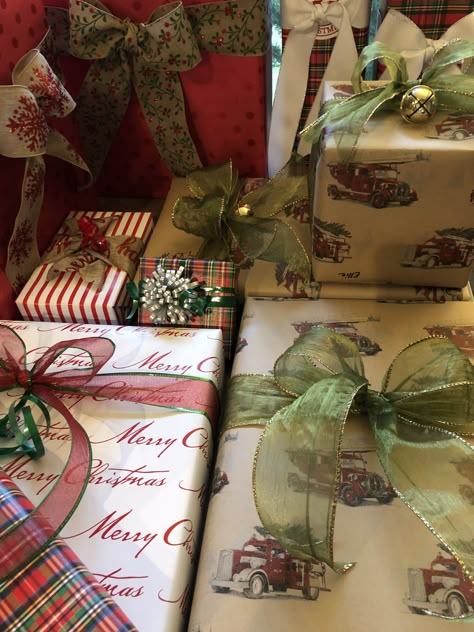 Vintage Christmas Gift Wrap, Christmas Presents Aesthetic, Aesthetic Wrapping Paper, Aesthetic Wrapping, Gift Boxes Christmas, Christmas Present Wrap, Lights For Christmas, Xmas Gift Wrap, Christmas Dreaming