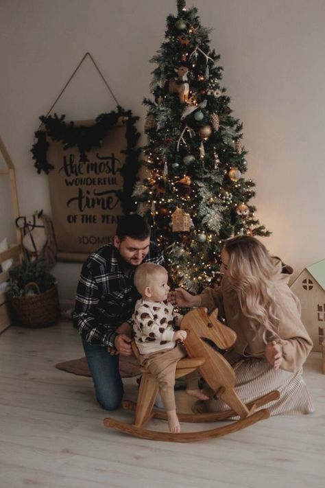 Winter Family Outfits, Winter Baby Outfits, Christmas Family Outfits, Christmas Mini Shoot, Christmas Studio, Christmas Poses, Christmas Family Photoshoot, Christmas Boho, Christmas Tree Pictures