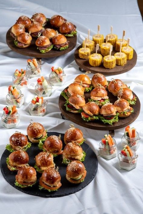 Buffet Sandwich Ideas, Savoury Platter Ideas, Brunch Catering Ideas, Birthday Catering Ideas, Kue Macaroon, Catering Food Displays, Simple Family Meals, Cheap Meal, Decorações Com Comidas