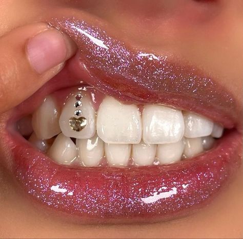 Mangas Tattoo, Pretty Teeth, Dental Jewelry, Grillz Teeth, Windows To The Soul, Diamond Teeth, Teeth Art, Tooth Gems, Grills Teeth