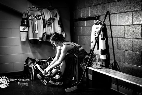 Hockey Locker Room Senior Pictures, Hockey Locker Room, Hockey Portraits, Hockey Poses, Hockey Team Photos, Hockey Senior Pictures, Female Hockey Player, Hockey Locker, Hockey Photos