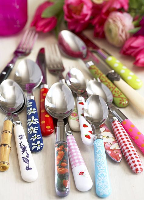 Love this idea - but would have to collect myself - not buy as a set (cheating!)... Kitchenware Shop, Artsy Style, Cutlery Sets, Décor Diy, Eclectic Home, Cutlery Set, Apartment Ideas, Eclectic Decor, Practical Gifts