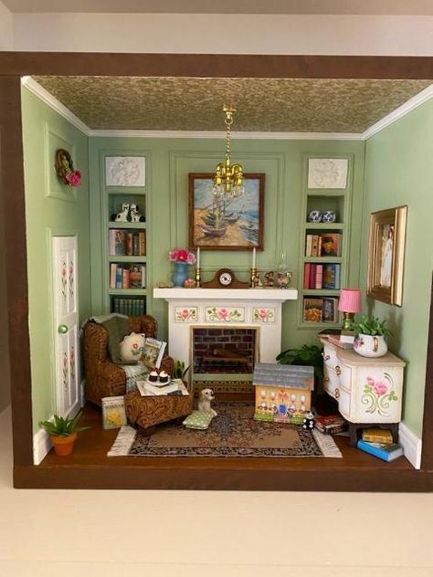 I have seen versions of this on pinterest and thought I would try my own! Most of this roombox was made by hand. #miniatureroombox #miniatures #iloveminiatures #miniaturefurniture #miniroomboxlivingroom Dolls House Room Box Ideas, Miniature Living Room Ideas, Glove Box Diorama, Room Box Miniatures Ideas, Miniature Room Boxes Ideas, Room Boxes Miniature Dioramas, Framed Miniatures, Shadow Box Miniatures, Miniature Living Room